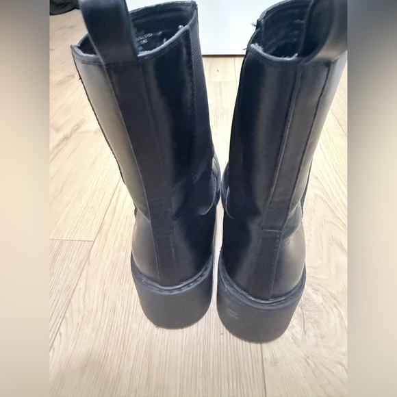 Nine West size 9 Black faux leather platform lug sole Chelsea ankle Boots - Picture 4 of 7